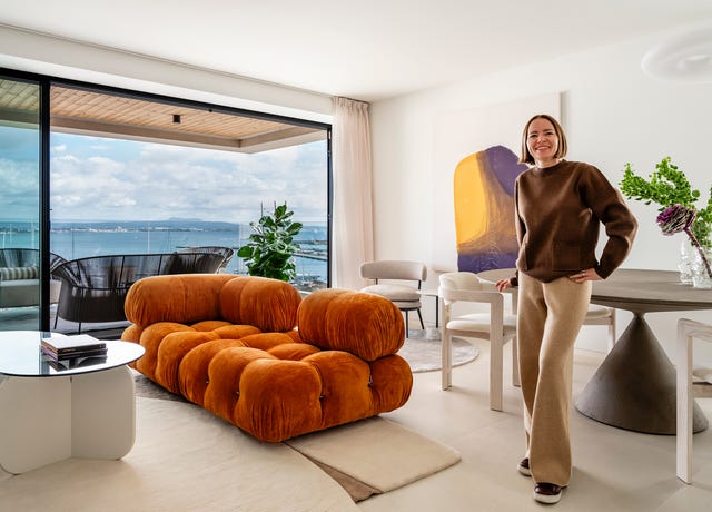 salón comedor con sofá naranja y apertura a la terraza