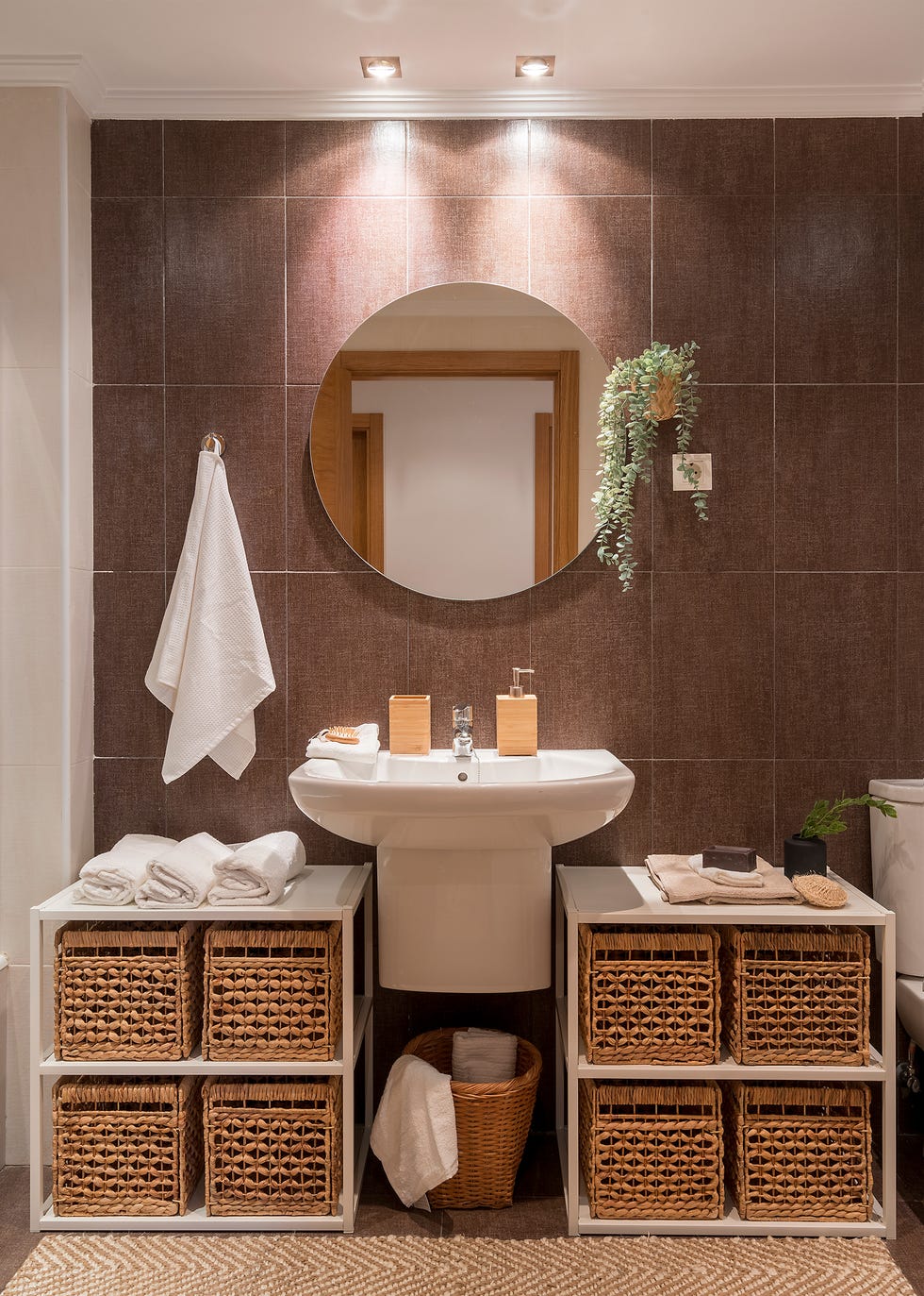 baño con estanterías blancas con cestas de fibras
