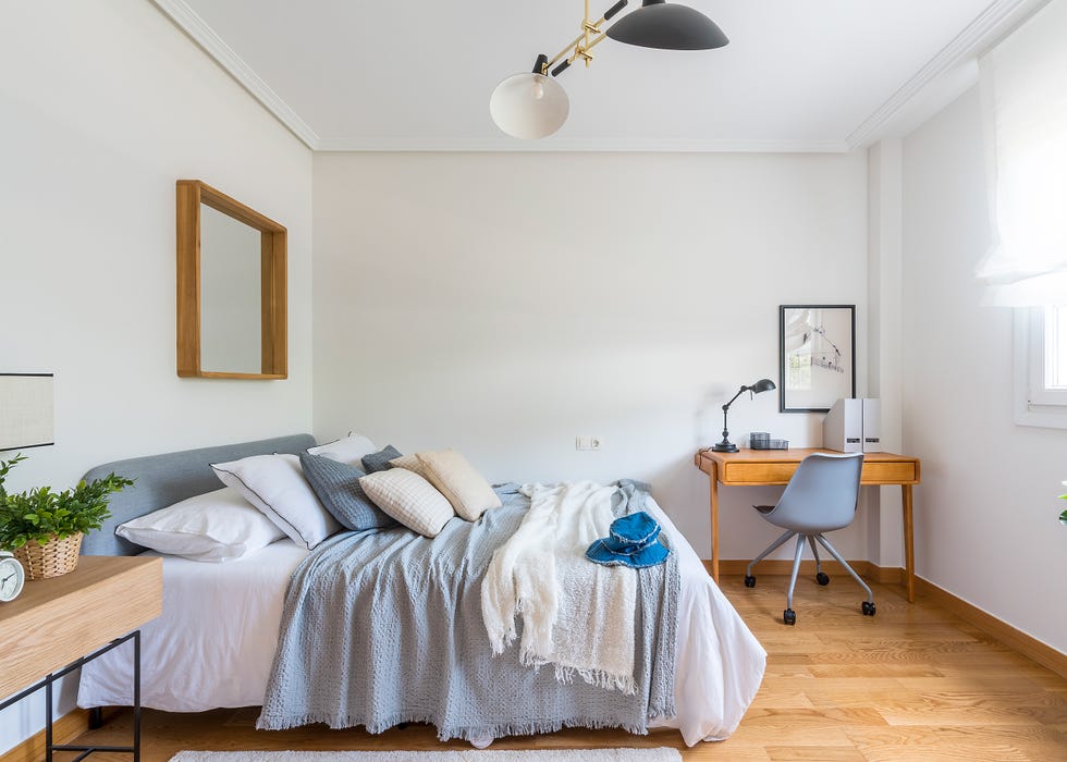 habitación juvenil decorada en blanco y azul con escritorio