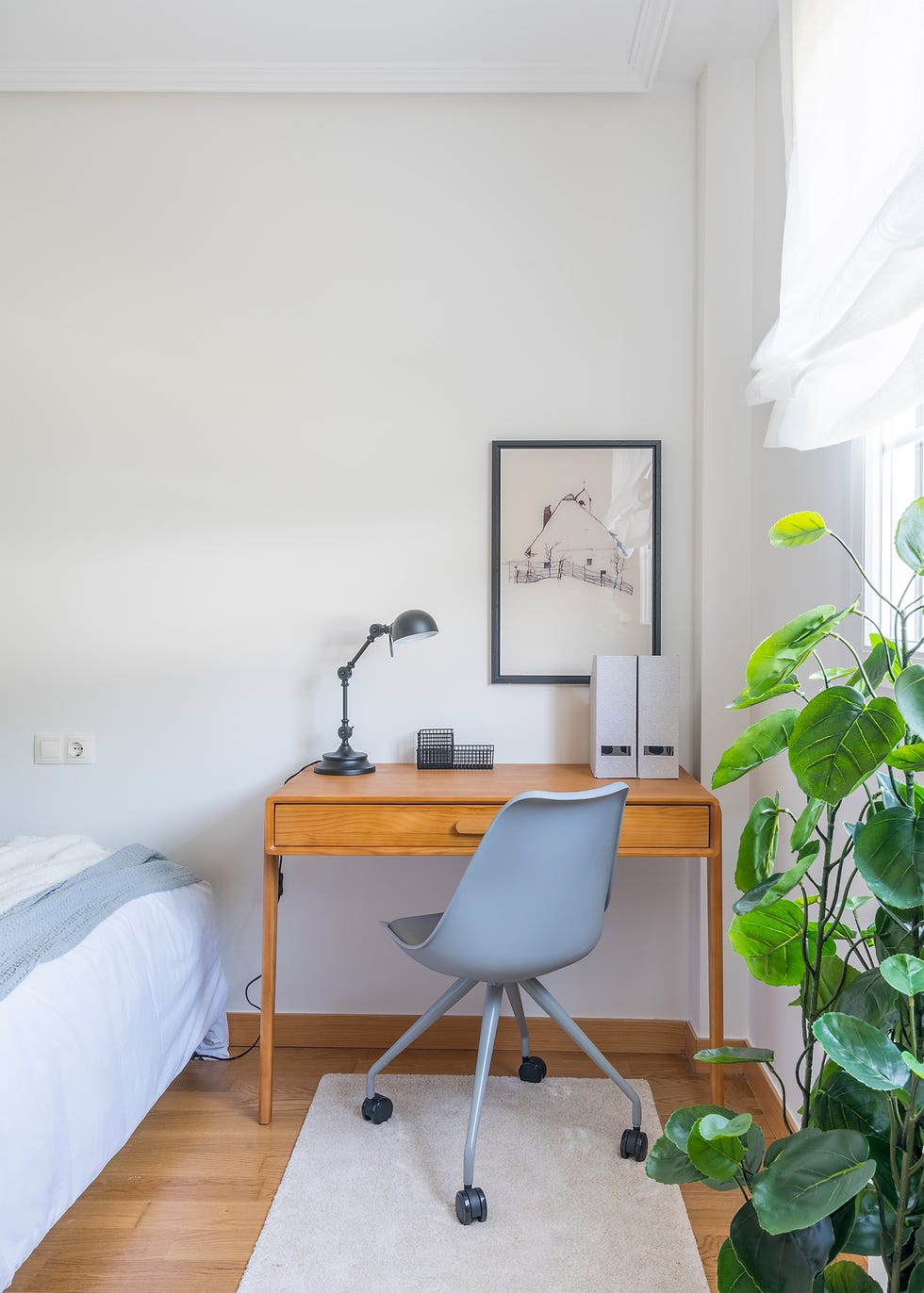 escritorio de madera y silla giratoria azul