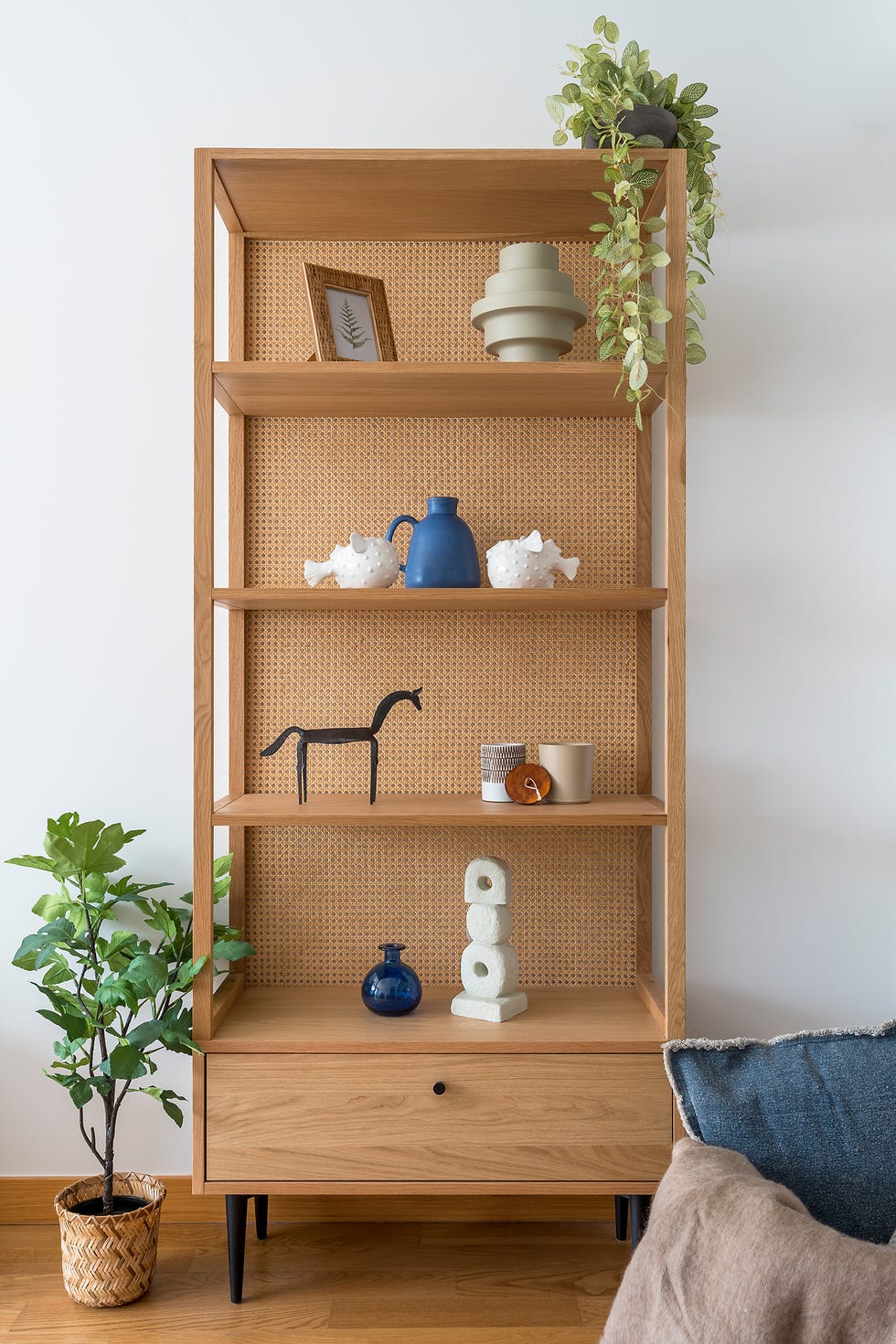 estantería de madera y rejilla