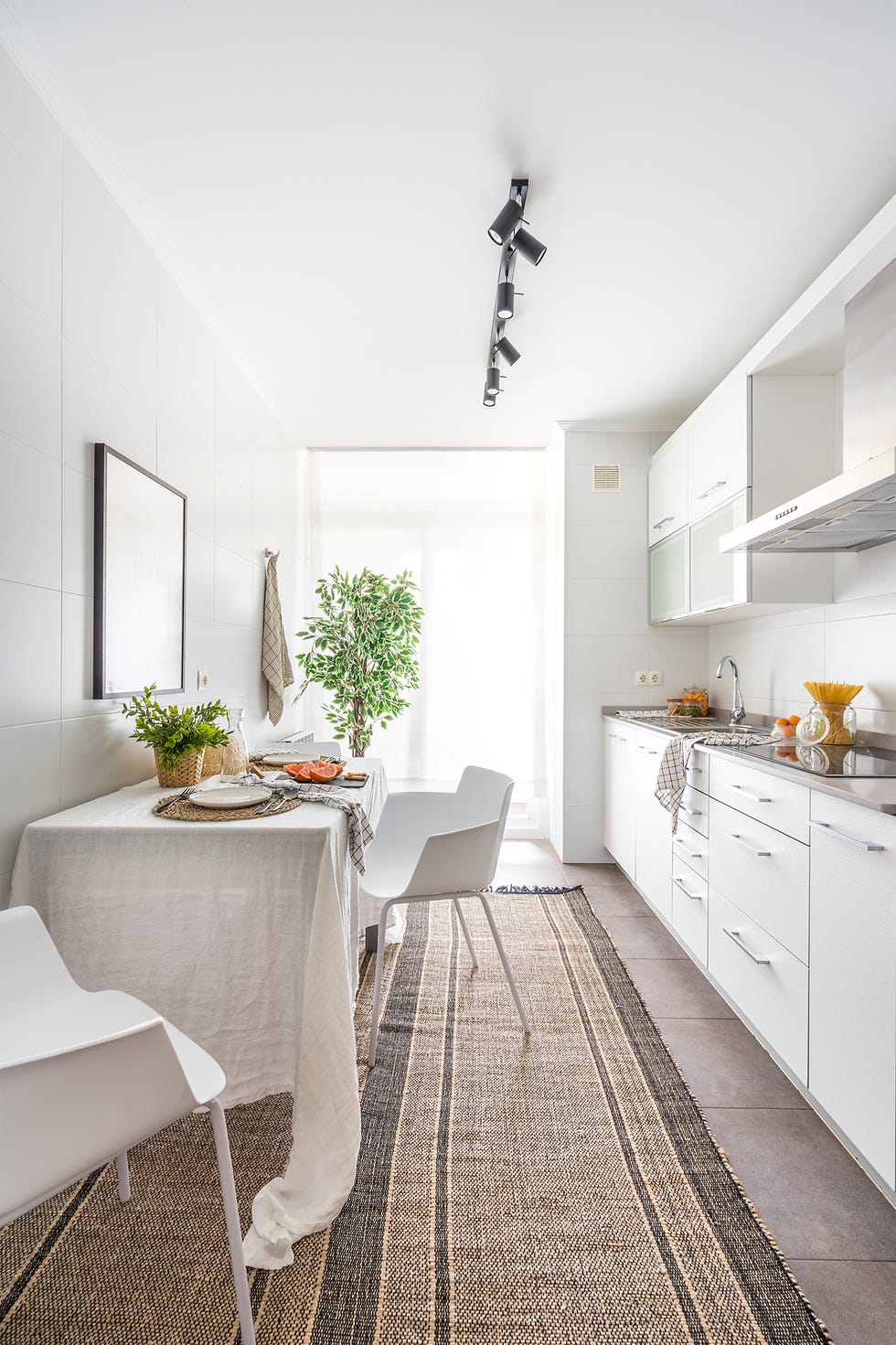 cocina blanca con office