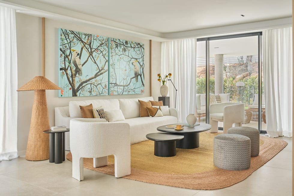 salón con muebles de formas orgánicas abierto a la terraza