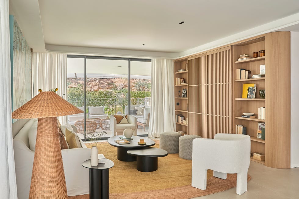 salón con estantería de madera con frente de palillería