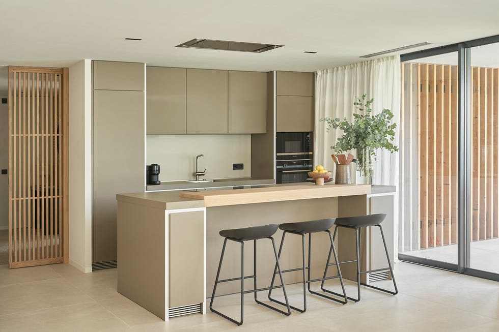 cocina con isla y taburetes