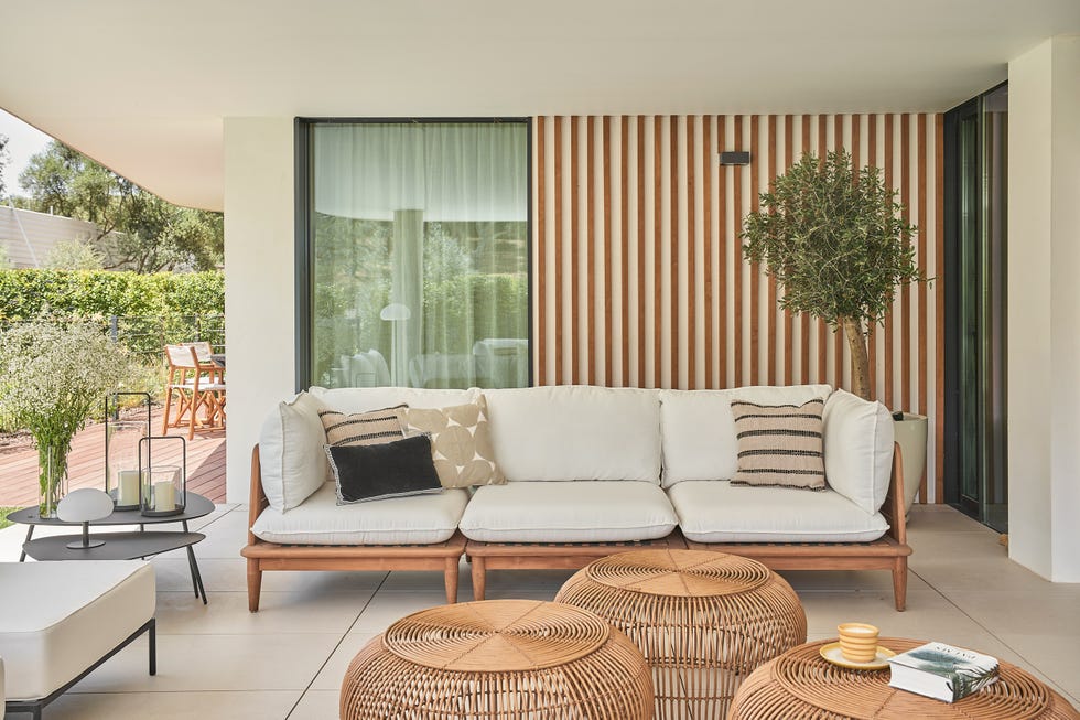 porche con muebles de exterior