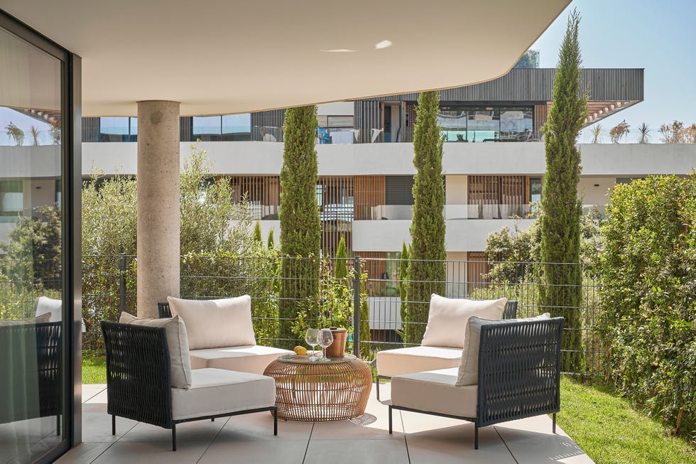 porche con muebles de exterior