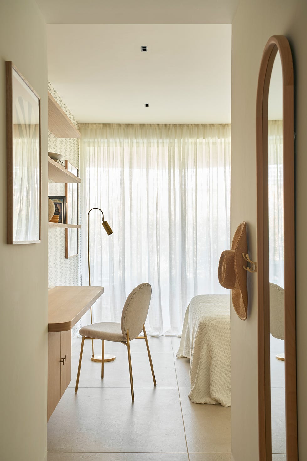 dormitorio con escritorio