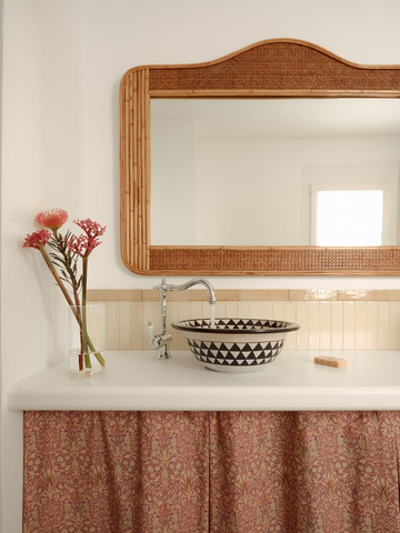 cómo poner microcemento en la pared de un baño pequeño para que parezca más grande y luminoso, según una experta en reformas