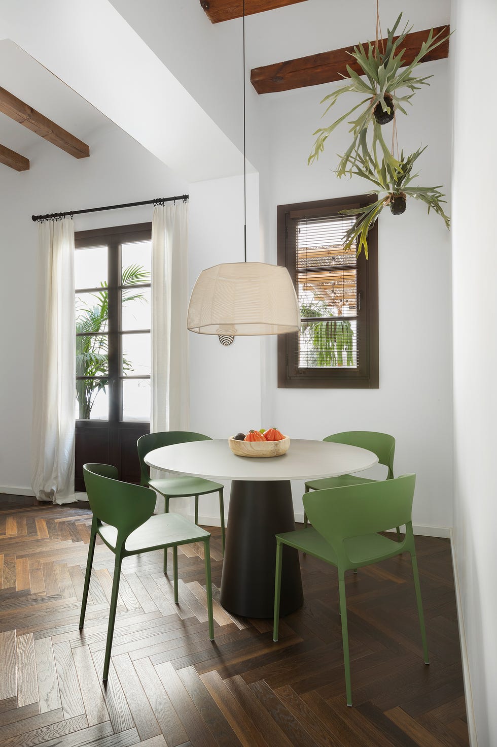 mesa de comedor redonda y sillas verdes de diseño contemporáneo