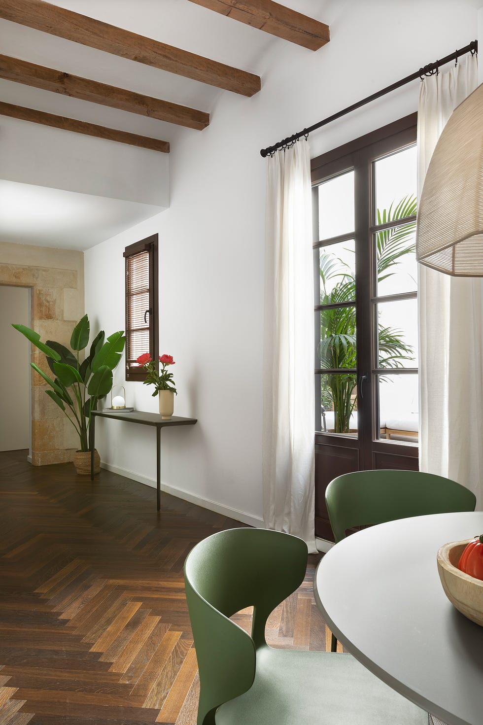 pasillo de parquet en espiga y vigas de madera vistas