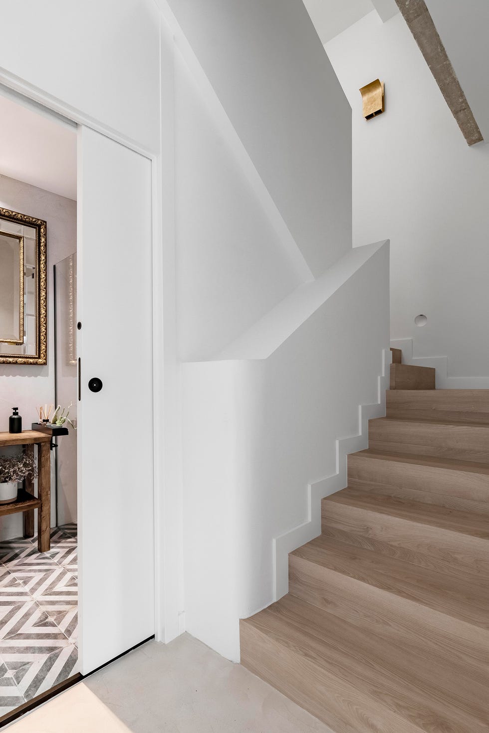 escalera de madera junto al aseo