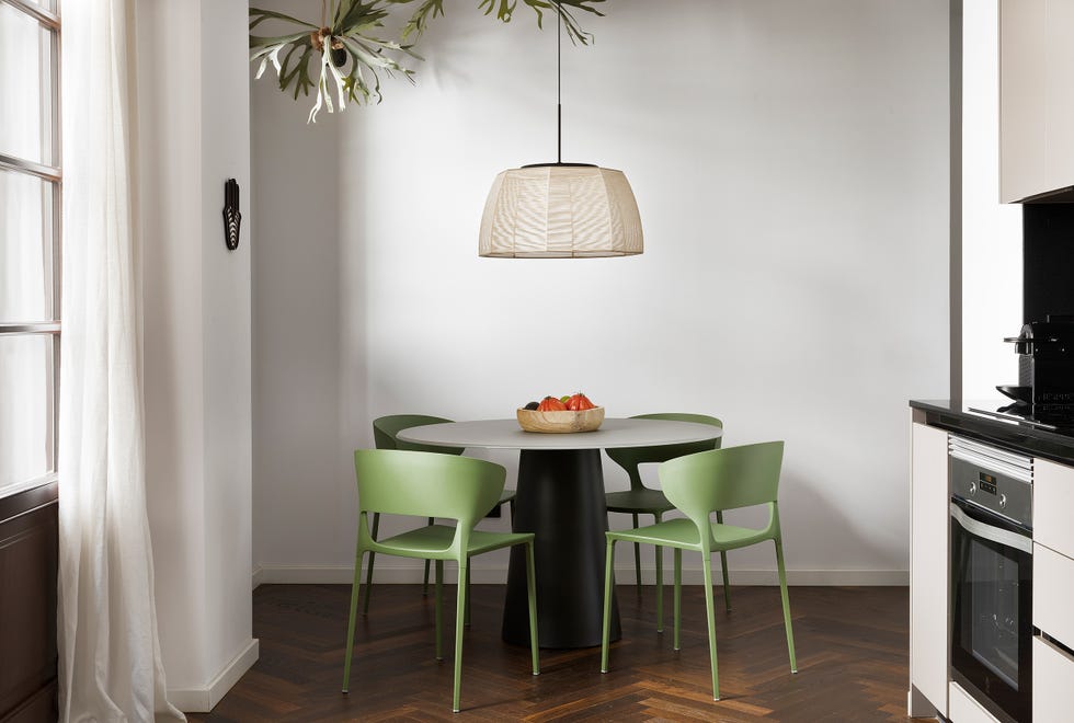 mesa de comedor redonda y sillas verdes de diseño contemporáneo