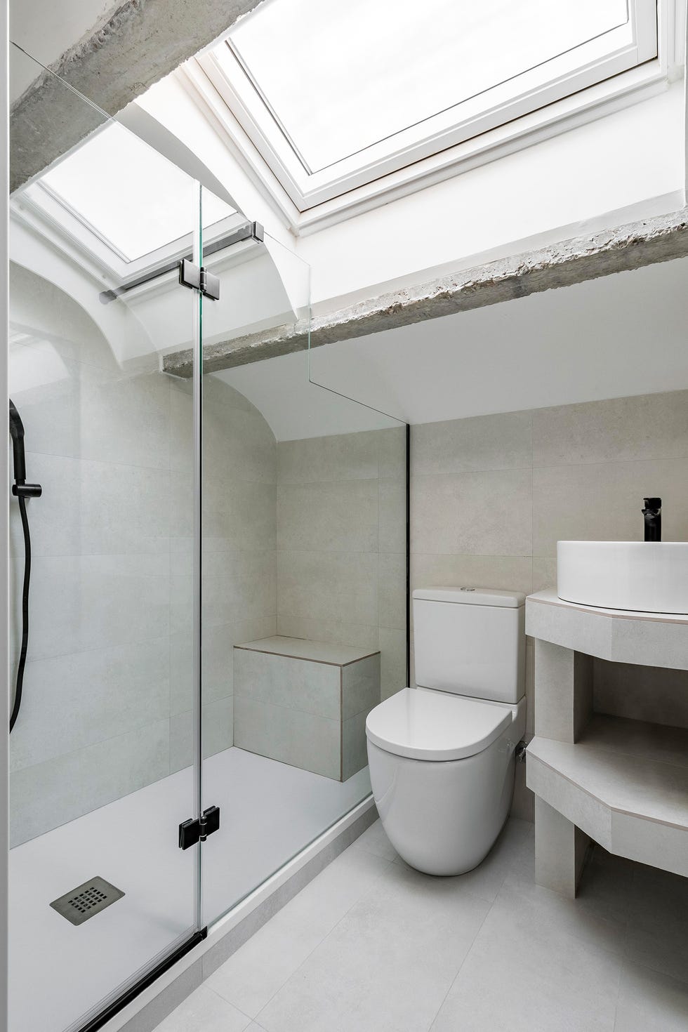 baño con techo abovedado