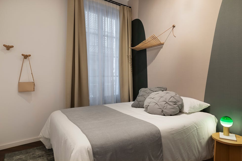 dormitorio moderno con papel pintado con motivos abstractos en color verde