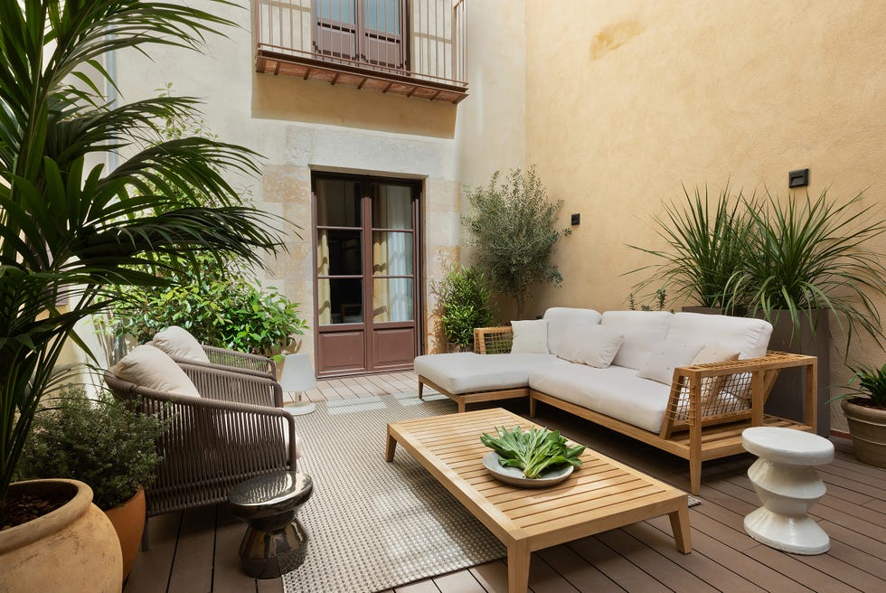 patio privado con mobiliario moderno de madera y cuerda