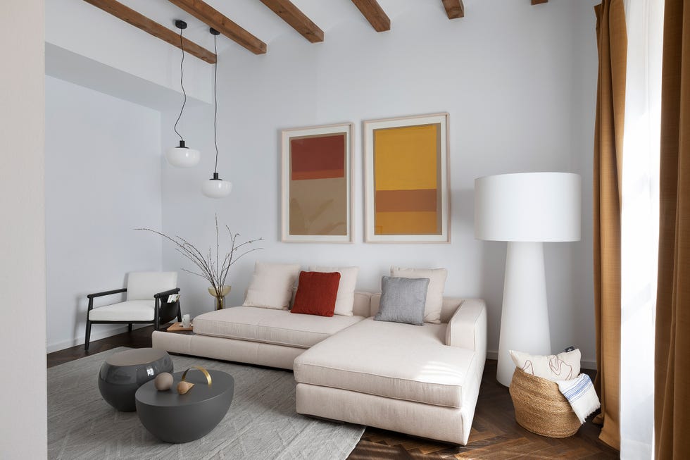 salón mediterráneo en tonos cálidos con sofá con chaise longue