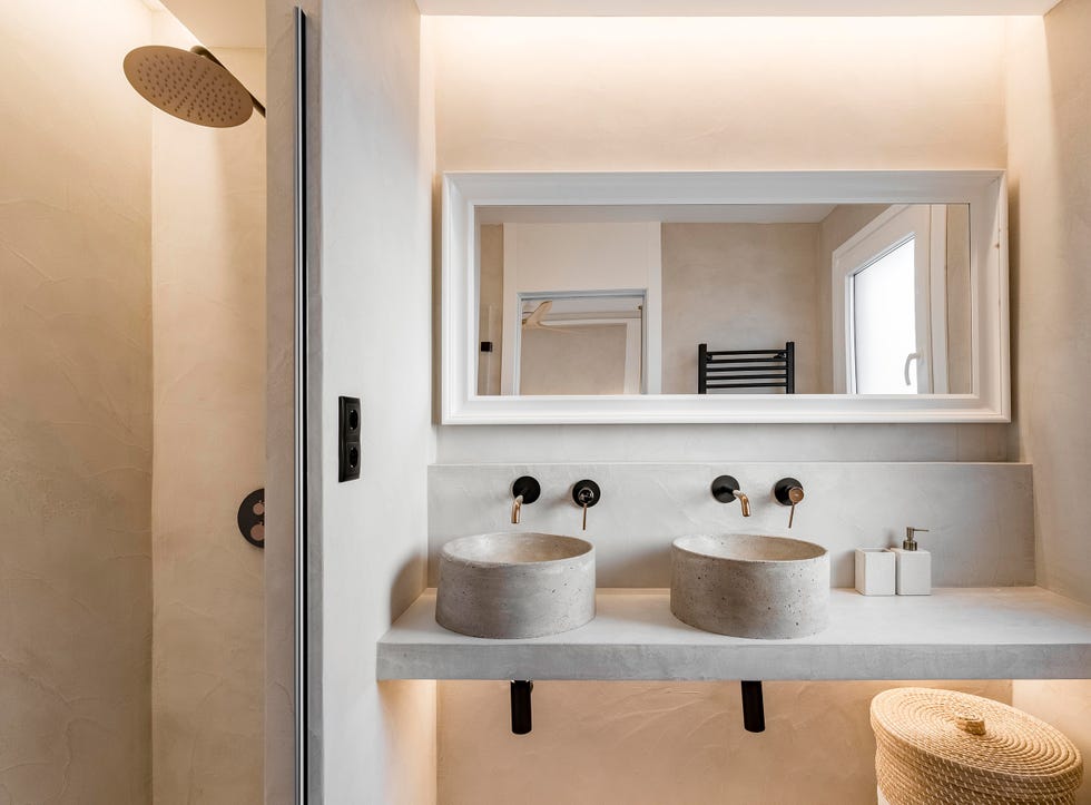 baño revestido en microcemento con dos lavabos