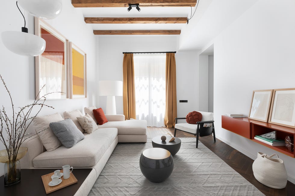 salón mediterráneo en tonos cálidos con sofá con chaise longue