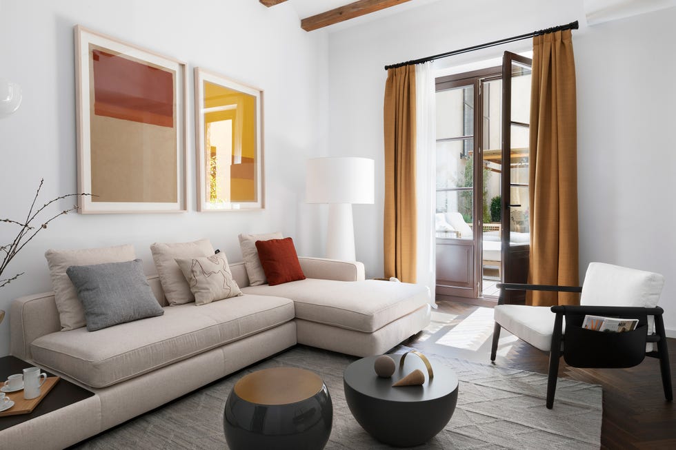 salón mediterráneo en tonos cálidos con sofá con chaise longue