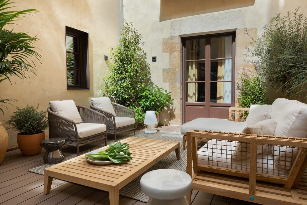 patio privado con mobiliario moderno de madera y cuerda