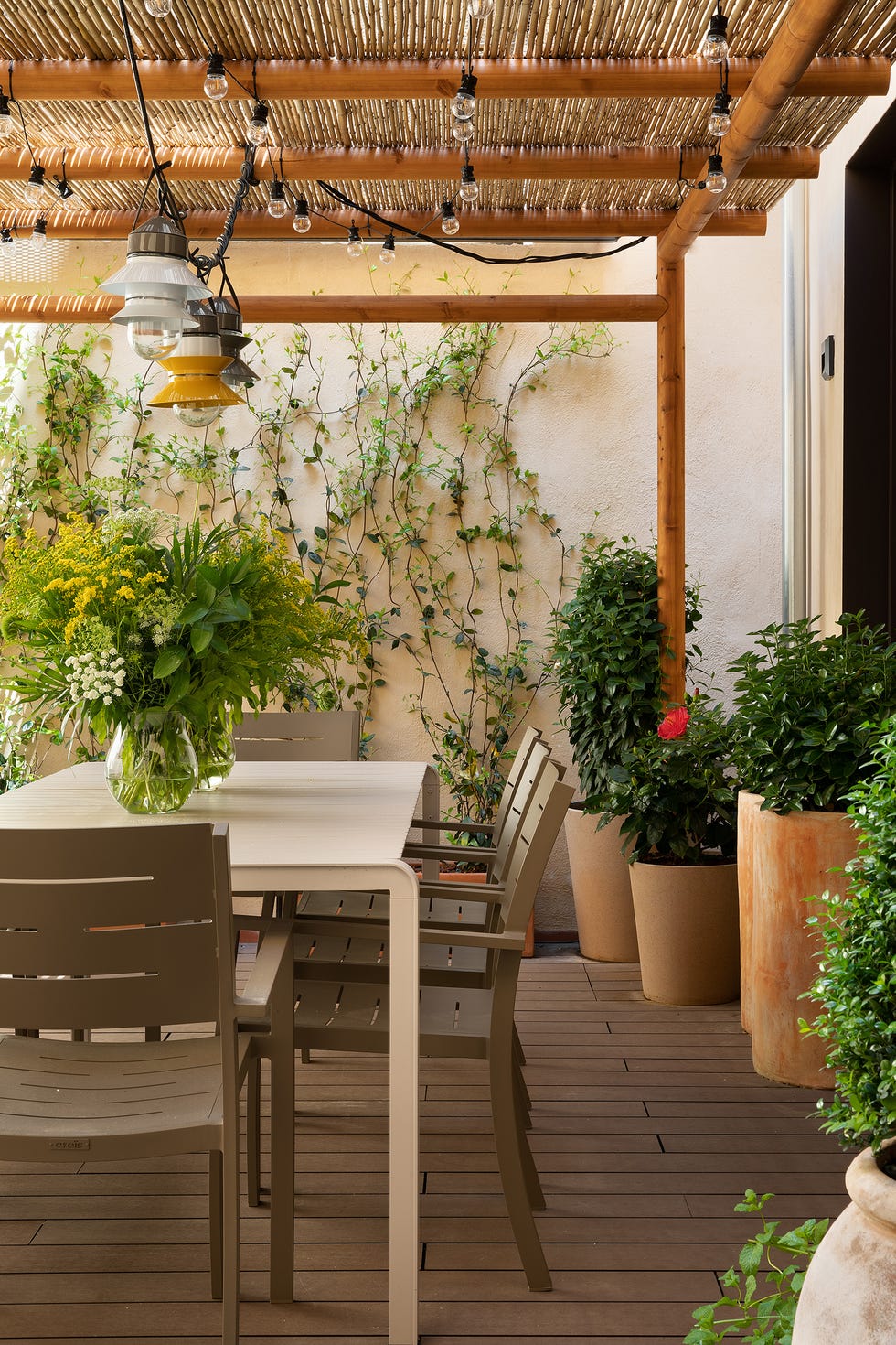 comedor exterior con toldo de cañizo