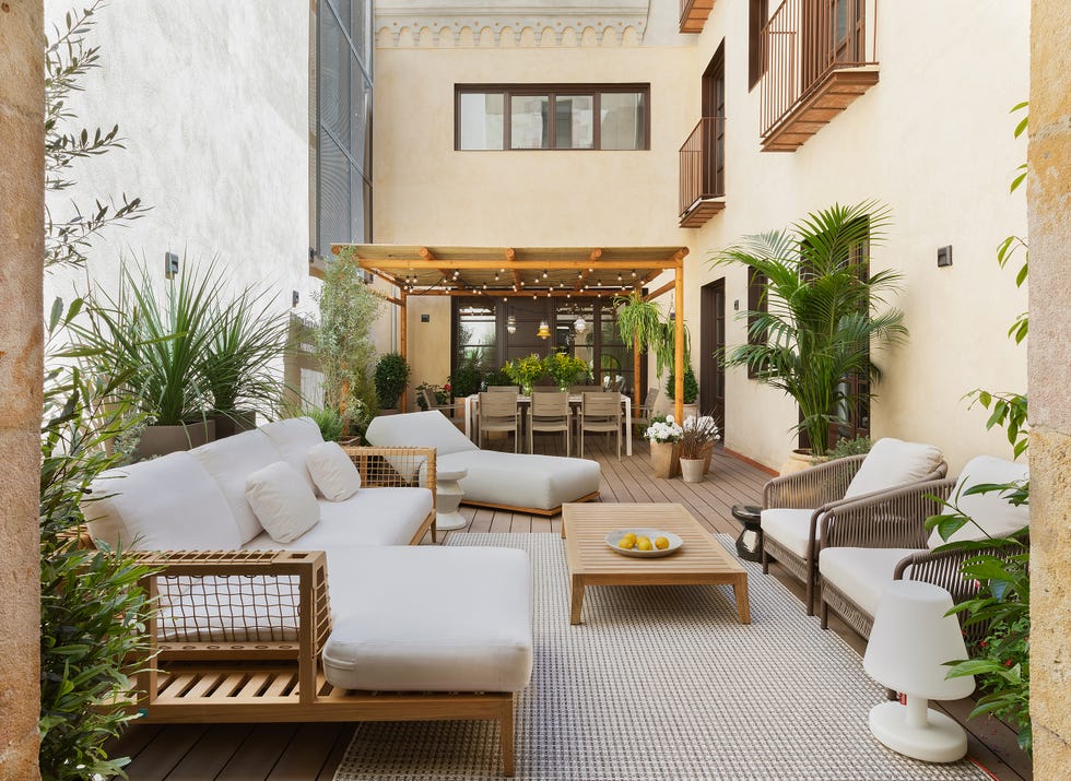 patio privado con mobiliario moderno de madera y cuerda