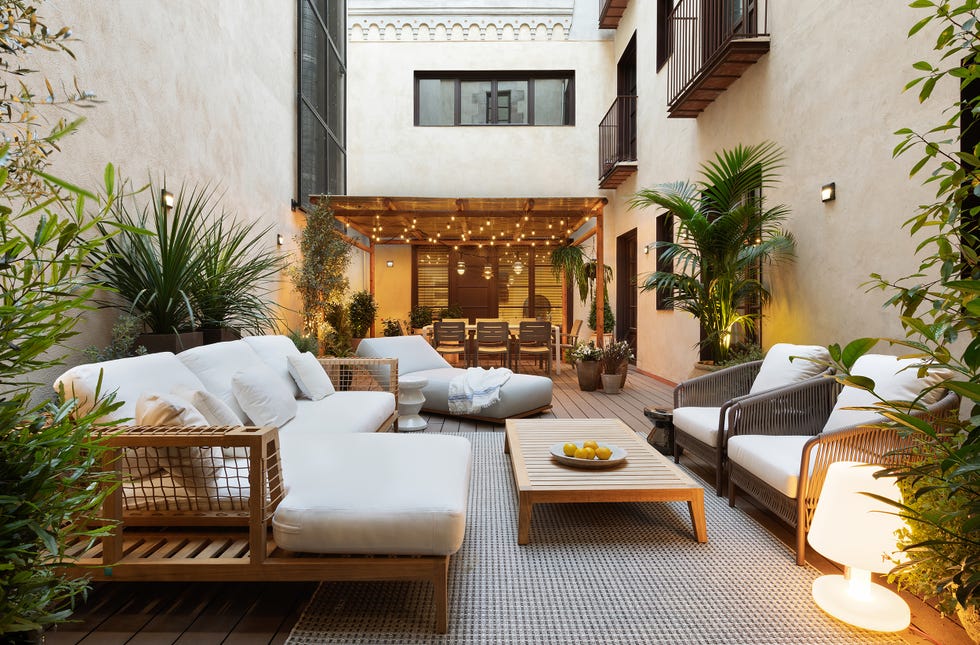 patio privado con mobiliario moderno de madera y cuerda