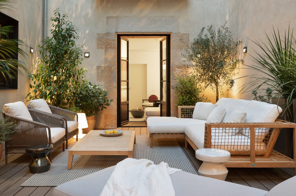patio privado con mobiliario moderno de madera y cuerda