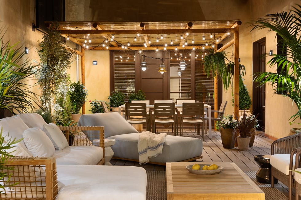 comedor exterior con toldo de cañizo y guirnalda de luces