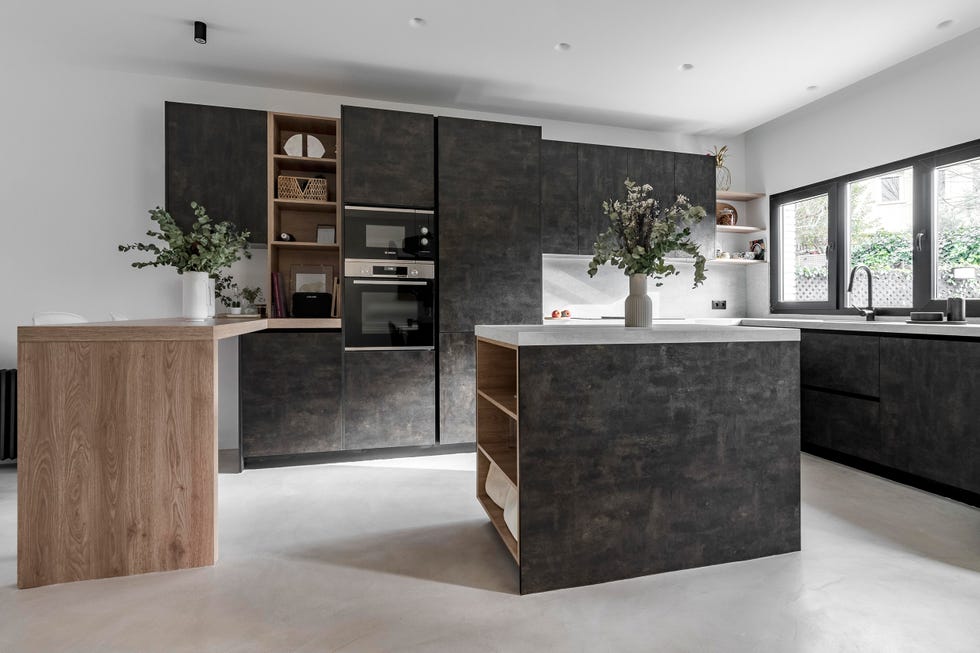 cocina moderna con barra de madera e isla central
