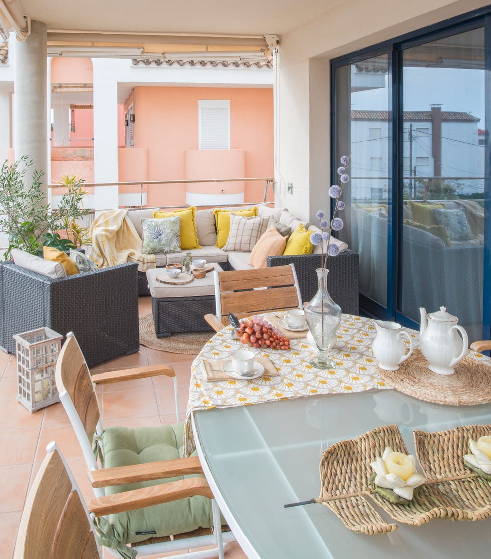 terraza con comedor exterior y zona de asientos
