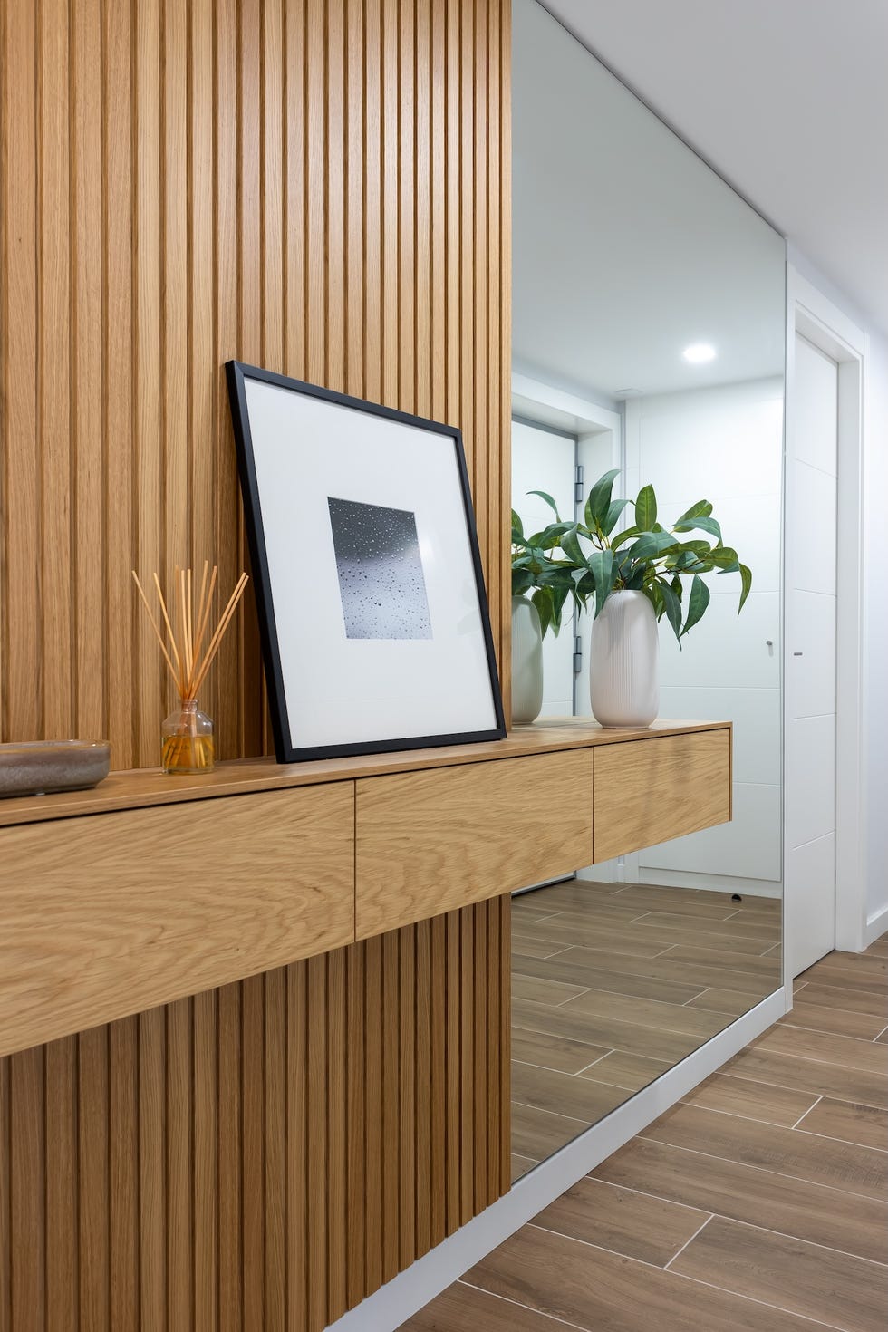 consola volada de madera y pared con listones