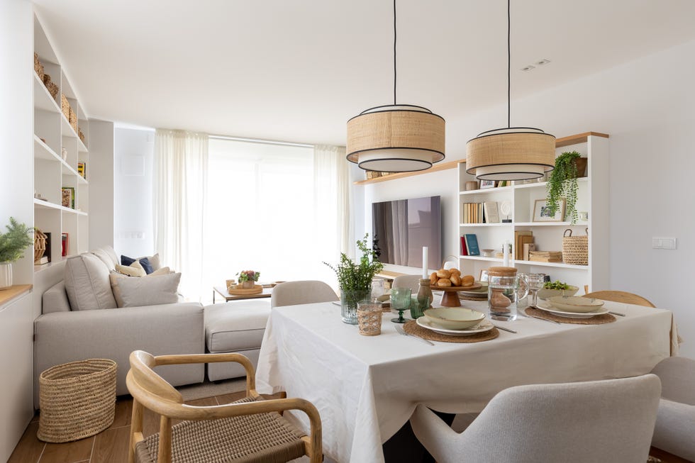 mesa de comedor con lámparas suspendidas con pantallas de fibras