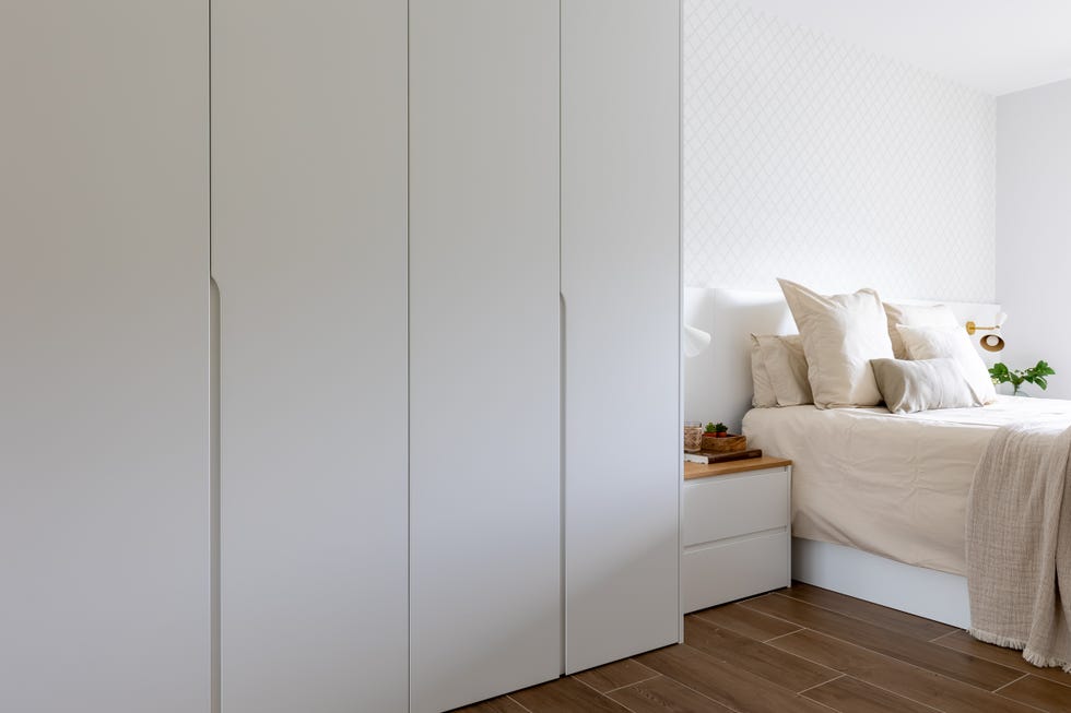 dormitorio con armario vestidor blanco