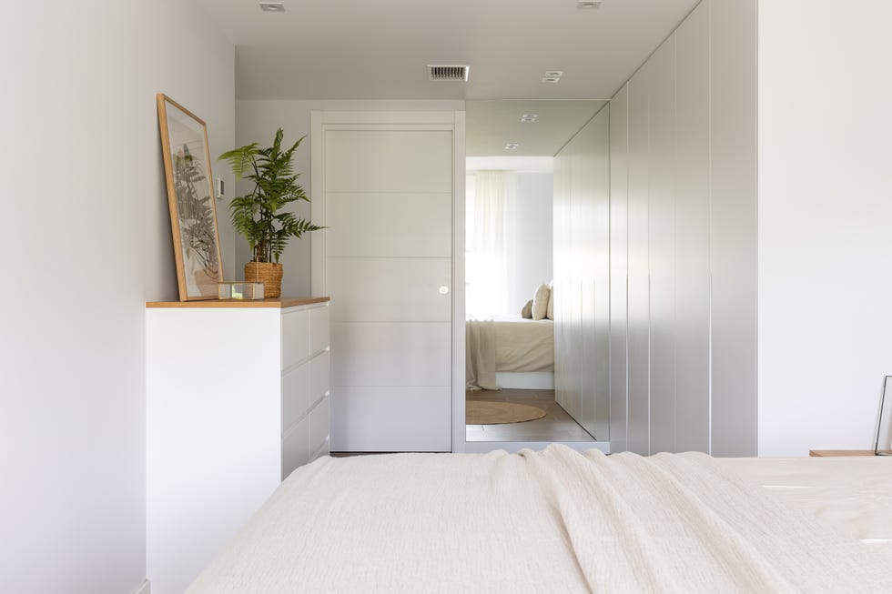 dormitorio con armario vestidor blanco y cómoda