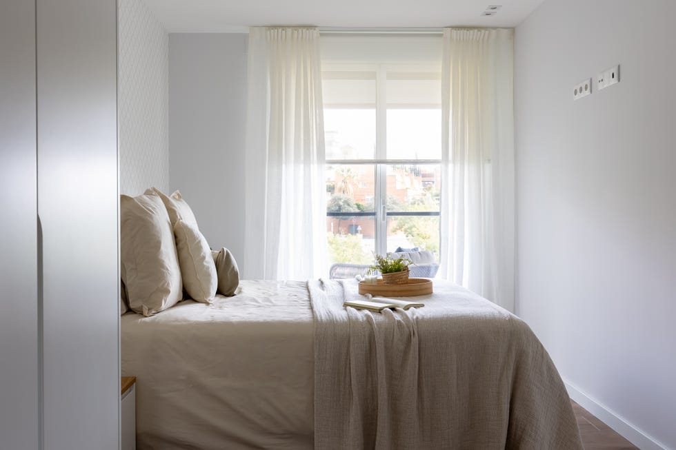 dormitorio con cómoda y mesilla de noche blancas