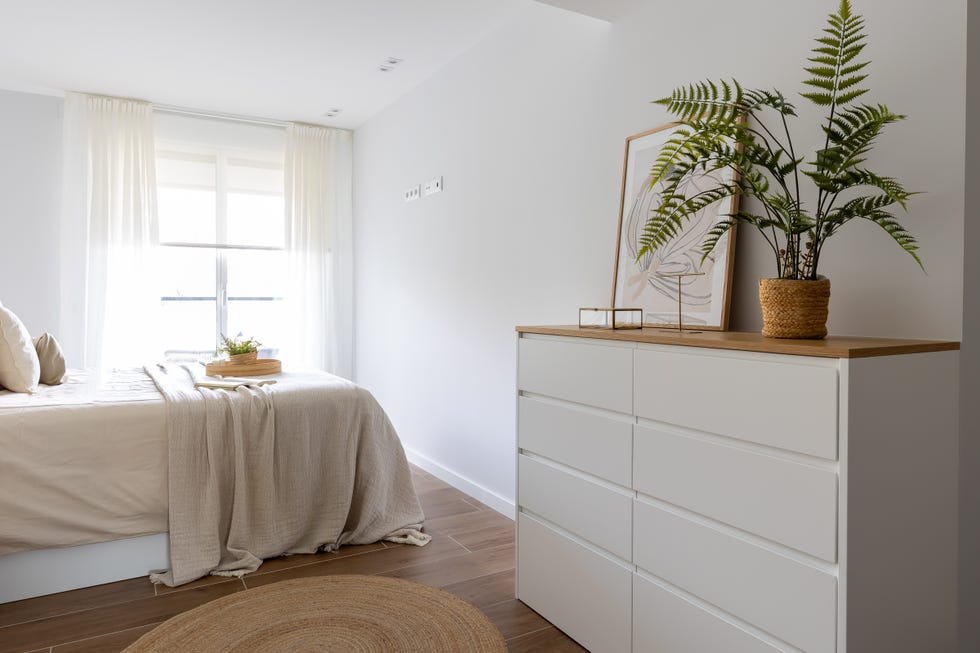 cómoda blanca con repisa de madera