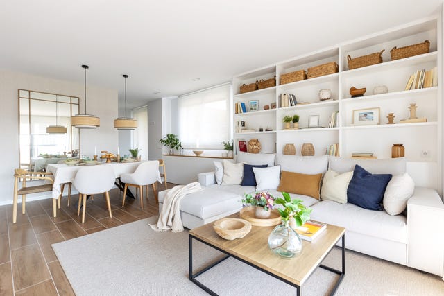 salón comedor con librería blanca a medida