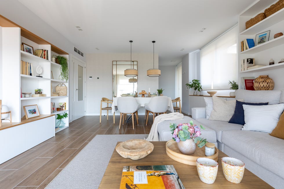 salón comedor con librería blanca