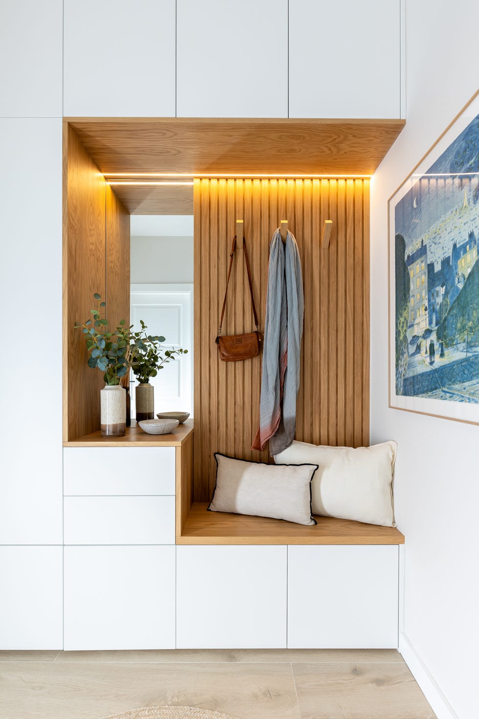 mueble de recibidor blanco con palillería de madera