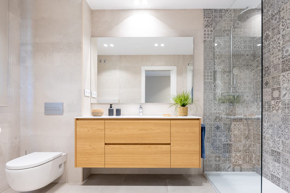 baño con mueble de madera volado y ducha