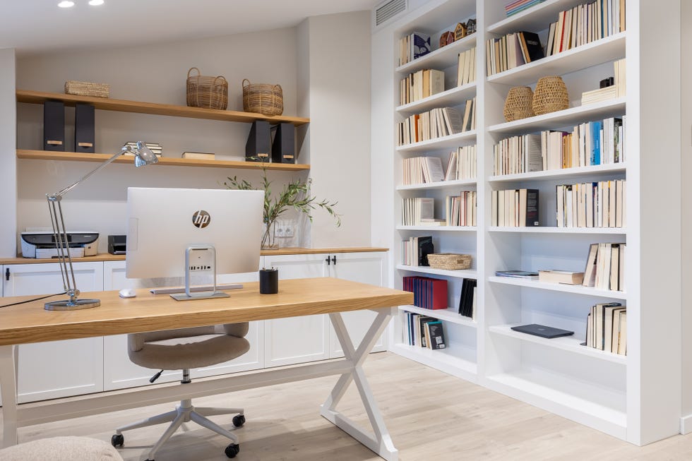 despacho con escritorio y librería blanca