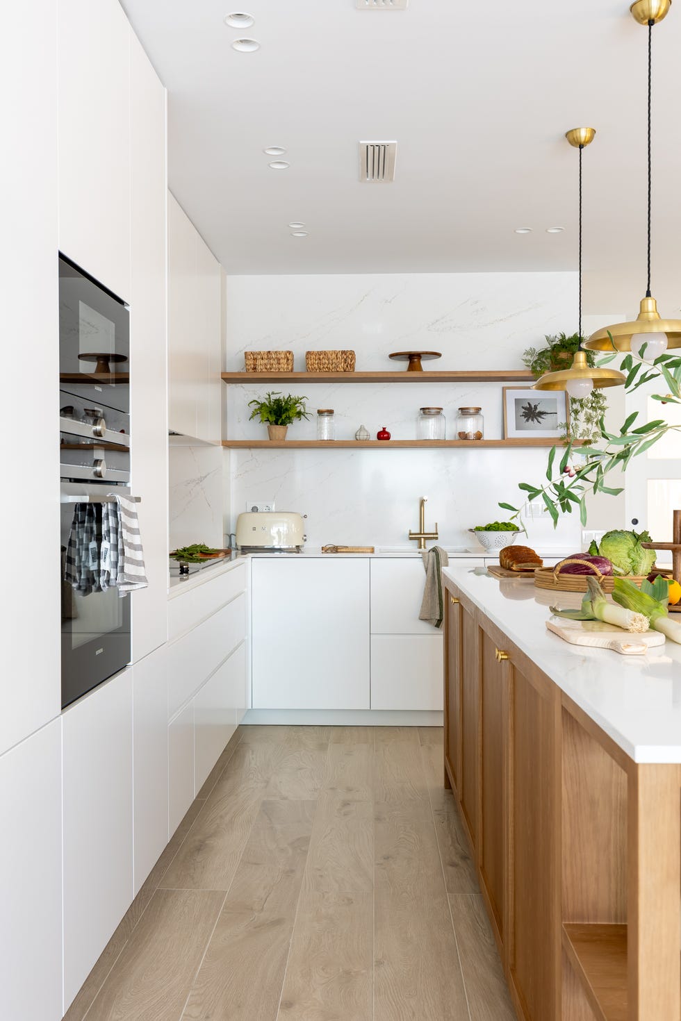 cocina blanca con isla central