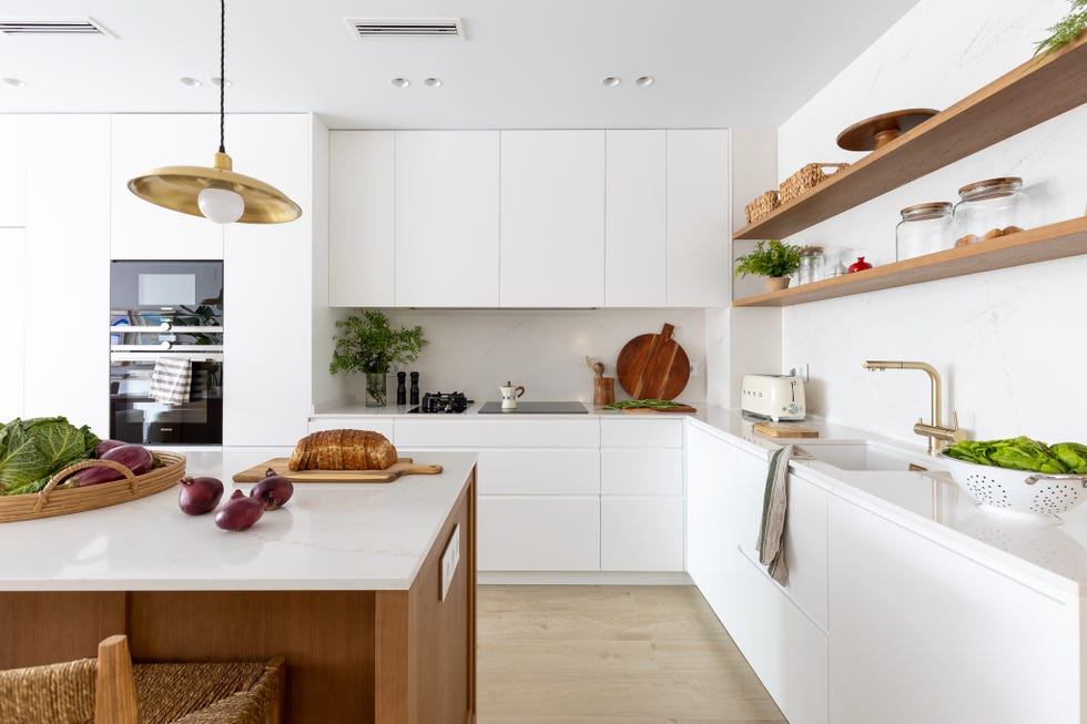 cocina blanca con isla central