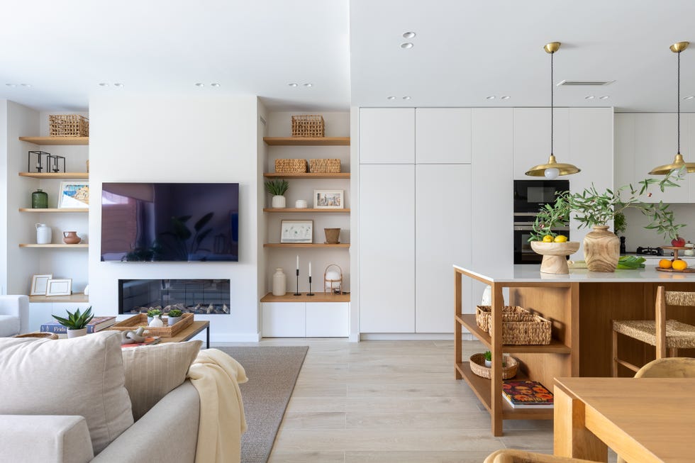 salón con chimenea integrado en la cocina