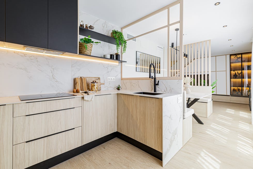 cocina con frentes de madera y encimera de mármol