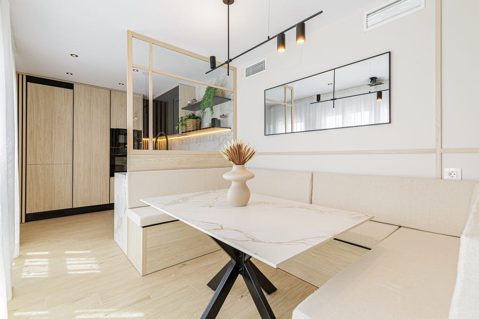 banco a medida con tapizado beige y mesa de comedor con sobre de mármol