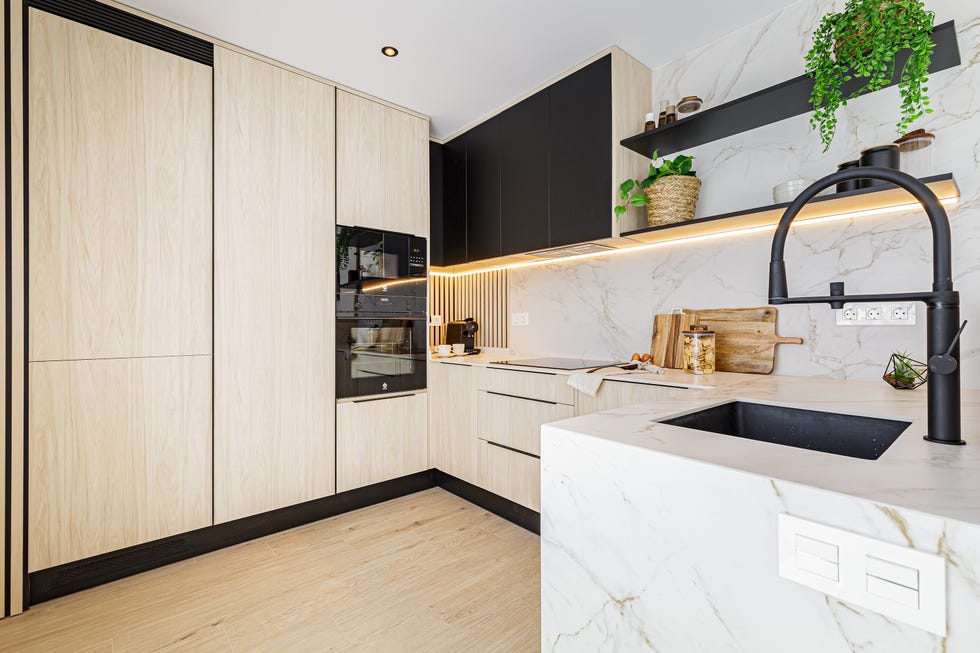 cocina con frentes de madera y encimera de mármol