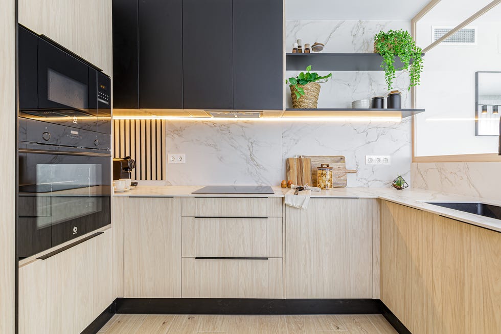 cocina con frentes de madera y encimera de mármol